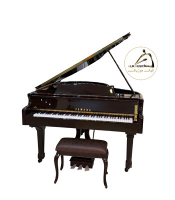 پیانو گرند رویال رنگ قهوه ای که درب آن رو بع بالا باز است و یه صندلی قهوه ای مقابل آن است و لوگوی فروشگاه آلیک سمت راست پیانو است