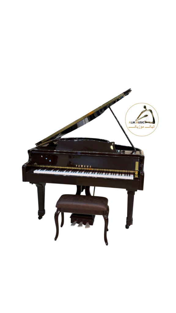 پیانو گرند رویال رنگ قهوه ای که درب آن رو بع بالا باز است و یه صندلی قهوه ای مقابل آن است و لوگوی فروشگاه آلیک سمت راست پیانو است
