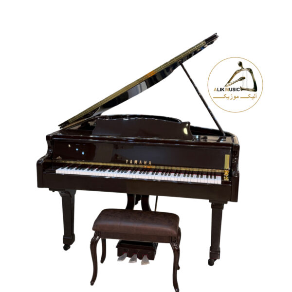 پیانو گرند رویال رنگ قهوه ای که درب آن رو بع بالا باز است و یه صندلی قهوه ای مقابل آن است و لوگوی فروشگاه آلیک سمت راست پیانو است