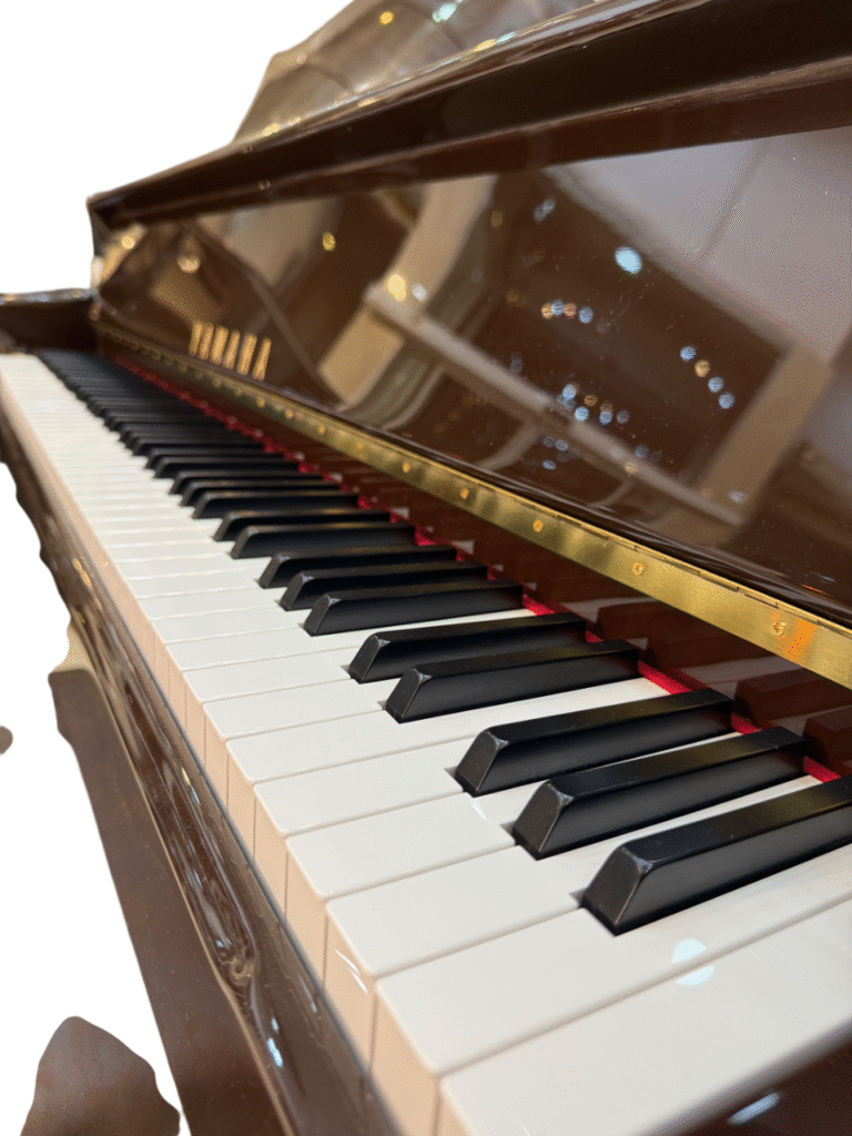 کلاویه های پیانو از نمای نزدیگ